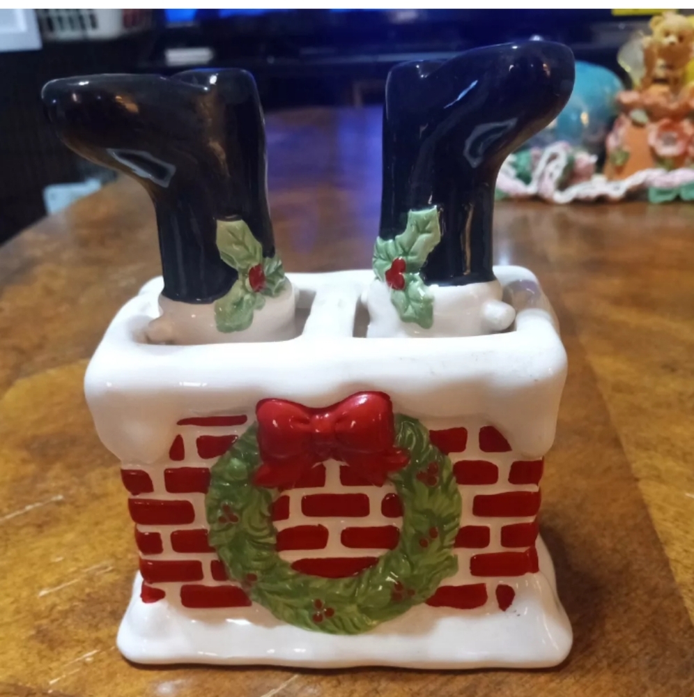 Giftco Santa Going Down the Chimney Salt and Pepper Shakers